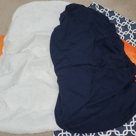 Crib bed skirt, diaper pad cover, sheets - Picture 2 of 9